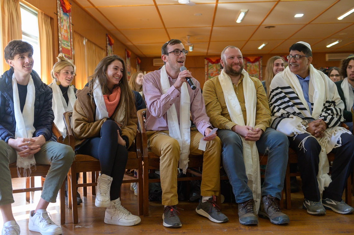  Un miembro de la audiencia haciendo una pregunta a Su Santidad el Dalái Lama durante su reunión interactiva con estudiantes norteamericanos de año sabático con sede en Israel en su residencia de Dharamsala, HP, India, el 28 de enero de 2019. Foto de Tenzin Choejor