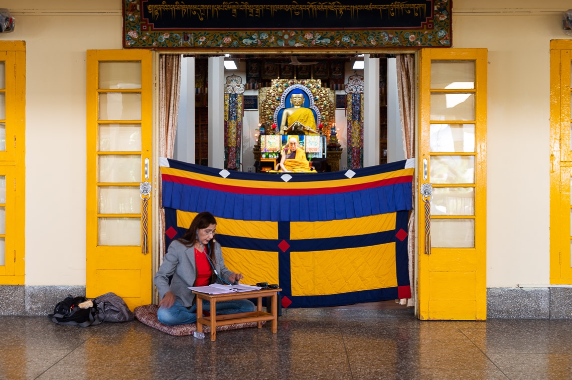 La intérprete portuguesa sentada fuera del Templo Principal traduciendo la enseñanza en vivo de Su Santidad el Dalái Lama en Dharamsala, HP, India el 16 de mayo de 2020. Foto de Lobsang Tsering