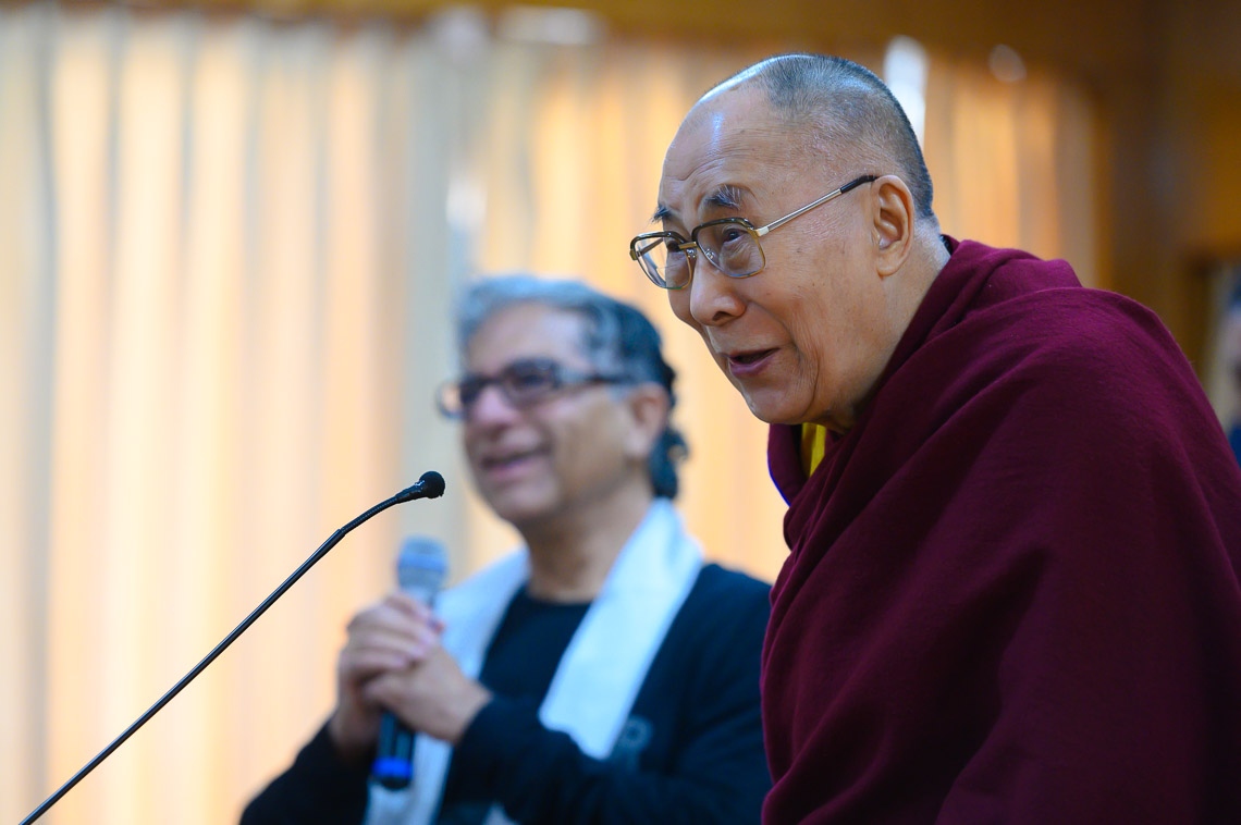 Su Santidad el Dalái Lama respondiendo a una pregunta de la audiencia durante su reunión con Deepak Chopra y un grupo de sus amigos en Dharamsala, HP, India, el 11 de febrero de 2019. Foto de Tenzin Choejor
