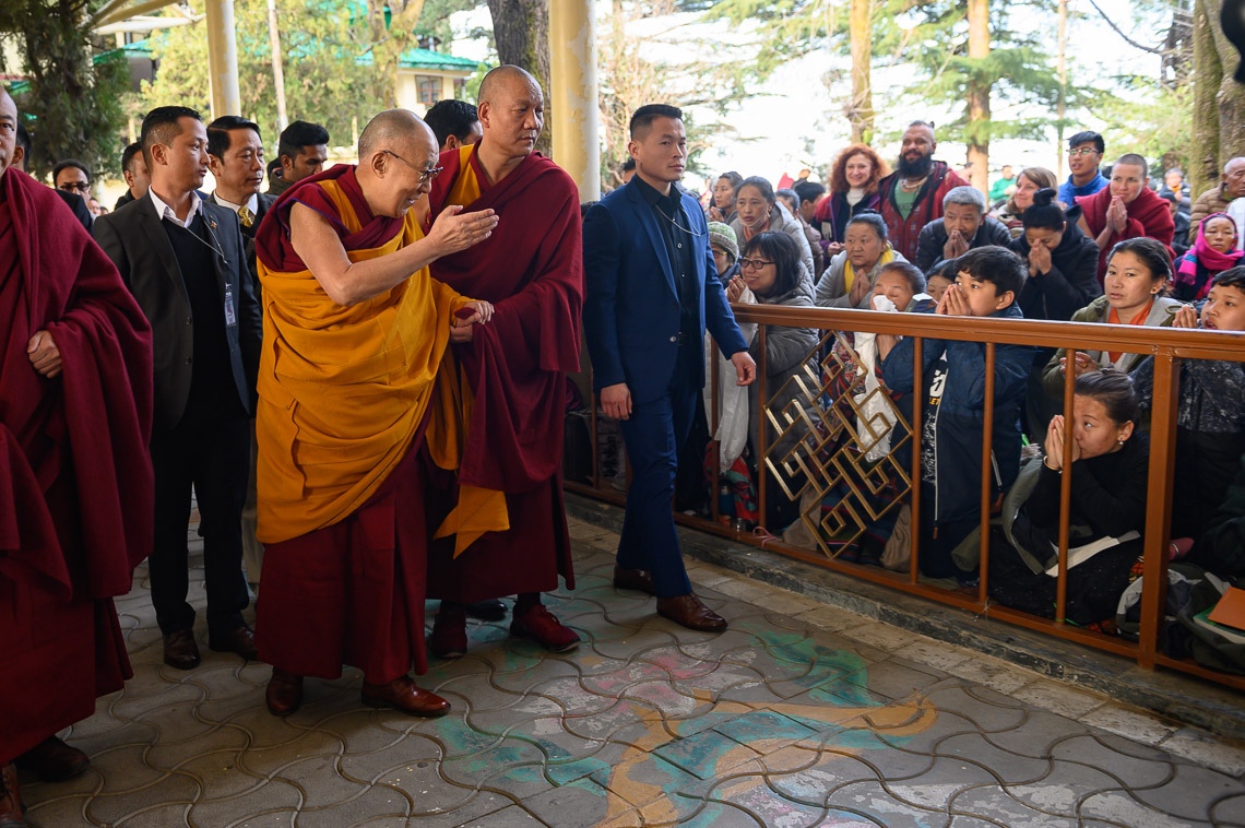Su Santidad el Dalái Lama saluda a los miembros de la multitud en el patio del Templo Principal Tibetano el primer día de su enseñanza sobre la Esencia del Camino Medio de Bhavaviveka en Dharamsala, HP, India, el 20 de febrero de 2019. Foto de Tenzin Choejor