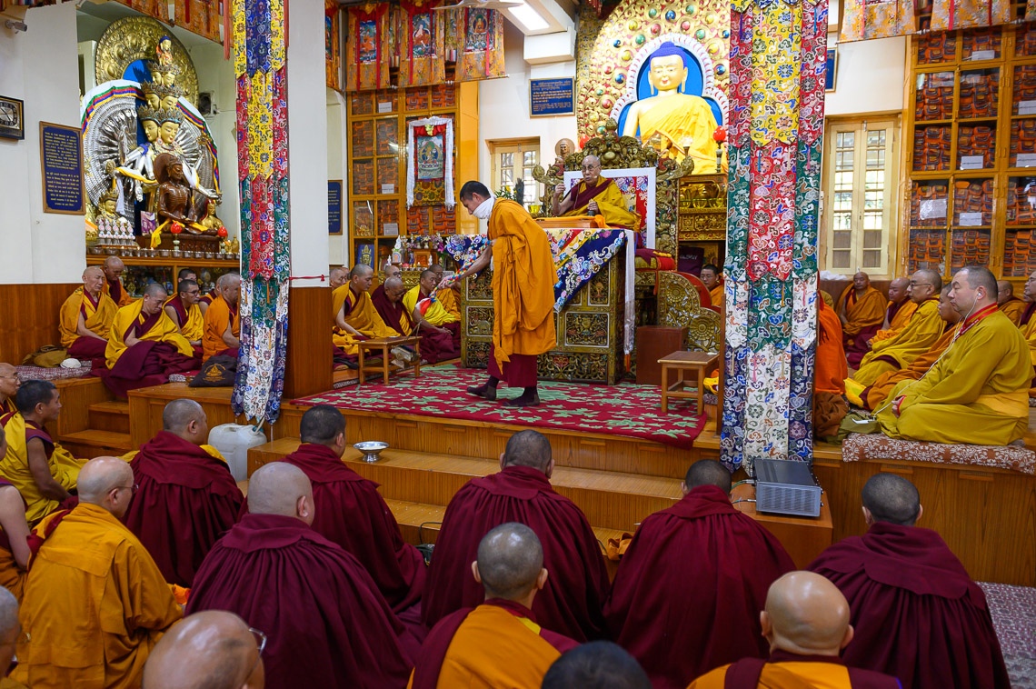 Su Santidad el Dalái Lama explicando el Permiso de Manjushri que dará en la sesión final de sus enseñanzas en el Templo Principal Tibetano en Dharamsala, HP, India el 23 de febrero de 2019. Foto de Tenzin Choejor