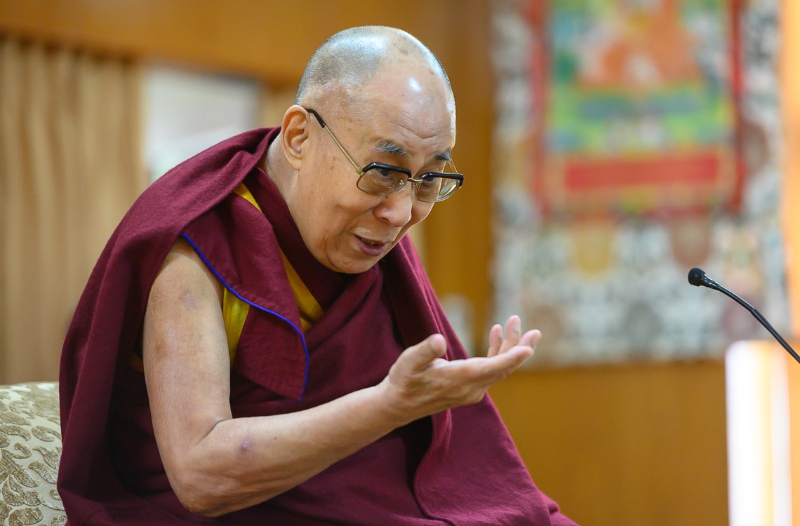 Su Santidad el Dalái Lama hablando a los miembros del Club 1880 de Singapur en su residencia de Dharamsala, HP, India, el 27 de marzo de 2019. Foto de Tenzin Choejor