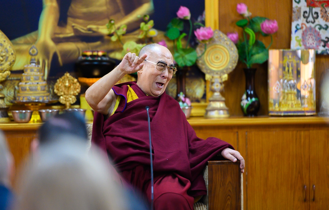 Su Santidad el Dalái Lama recordando una historia humorística durante su conversación con miembros del Club 1880 de Singapur en su residencia de Dharamsala, HP, India, el 27 de marzo de 2019. Foto de Tenzin Choejor