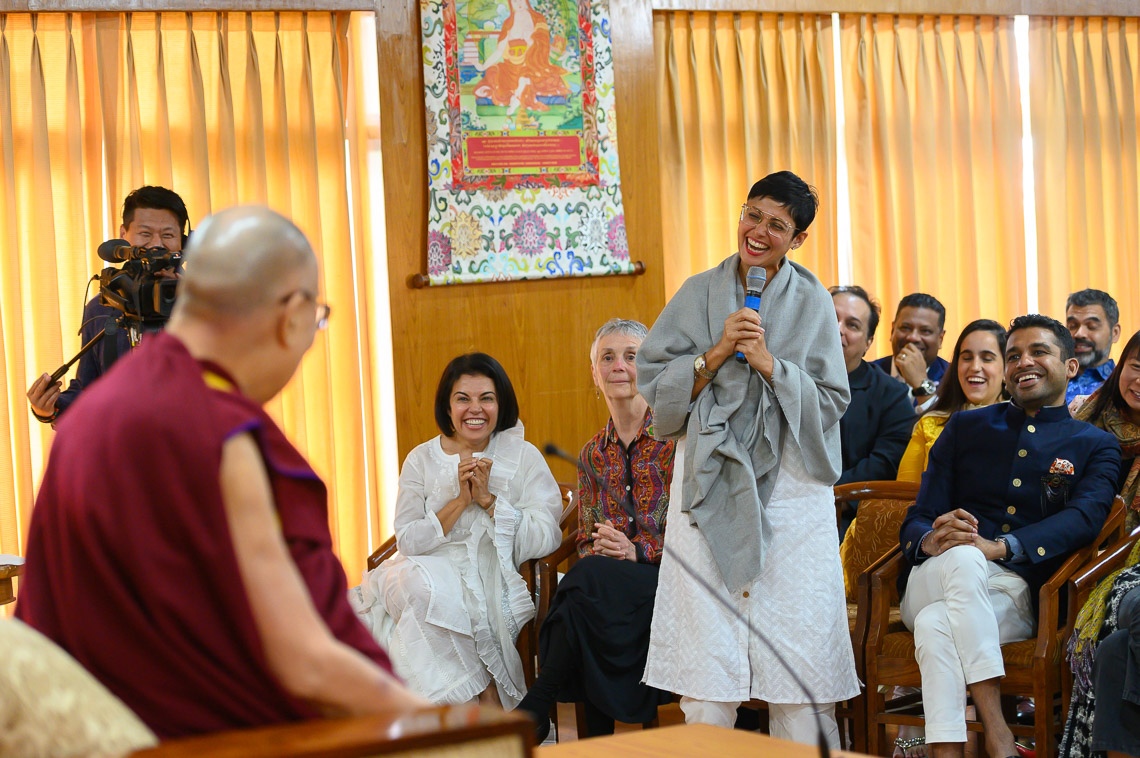 Un miembro de la audiencia hizo una pregunta a Su Santidad el Dalái Lama durante su conversación con miembros del Club 1880 de Singapur en su residencia de Dharamsala, HP, India, el 27 de marzo de 2019. Foto de Tenzin Choejor