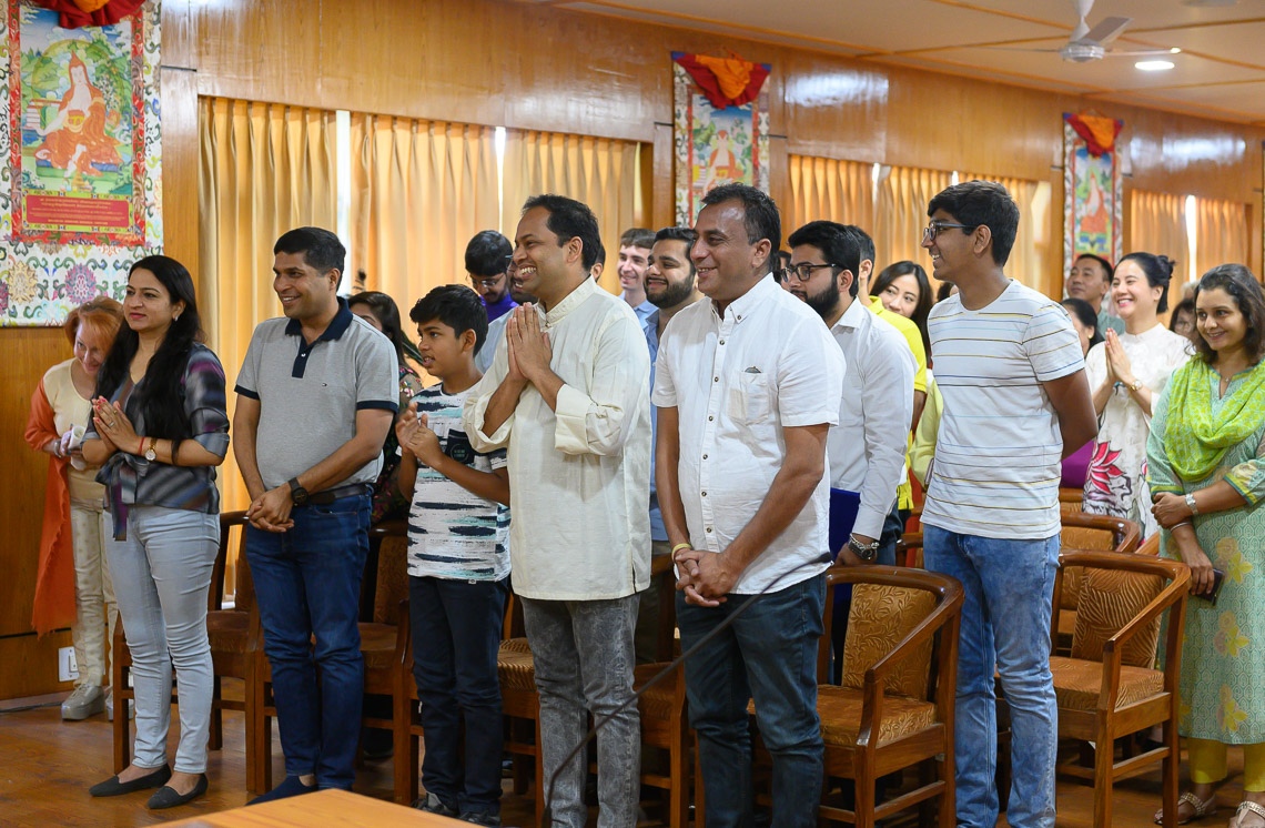 Miembros de la audiencia de la India, Vietnam y Rusia de pie mientras Su Santidad el Dalái Lama llega a su reunión en su residencia de Dharamsala, HP, India, el 6 de mayo de 2019. Foto de Tenzin Choejor