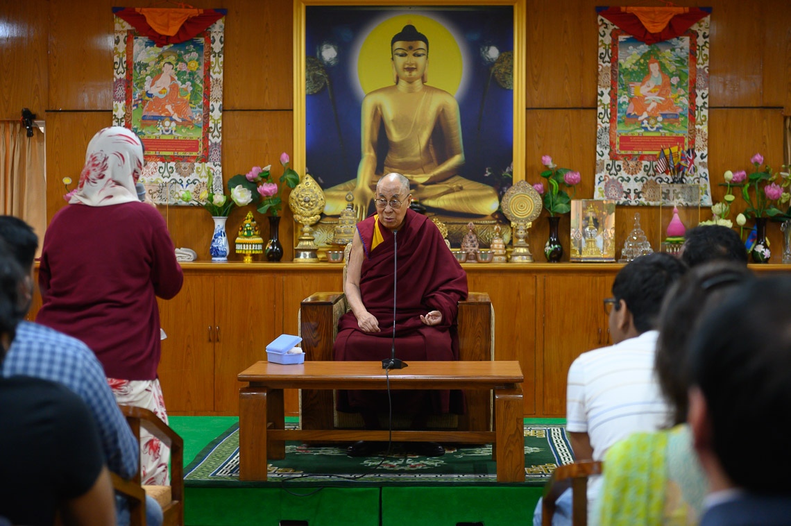 Su Santidad el Dalái Lama, escuchando a una mujer de la audiencia que le hizo una pregunta durante su interacción con líderes empresariales y profesionales de la India, Vietnam y Rusia en su residencia en Dharamsala, HP, India, el 6 de mayo de 2019. Foto de Tenzin Choejor