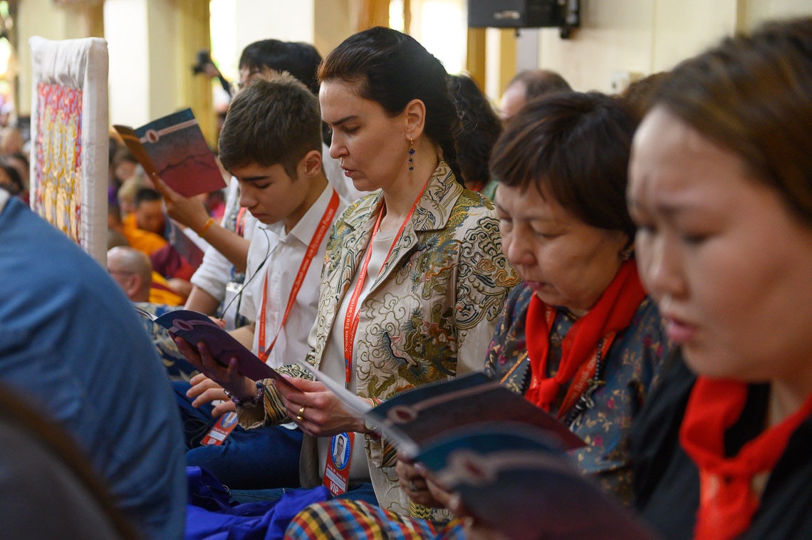 Miembros de la audiencia rezando oraciones al comienzo del segundo día de la enseñanza de Su Santidad el Dalái Lama a petición de los budistas rusos en el Templo Principal Tibetano en Dharamsala, HP, India, el 11 de mayo de 2019. Foto de Tenzin Choejor