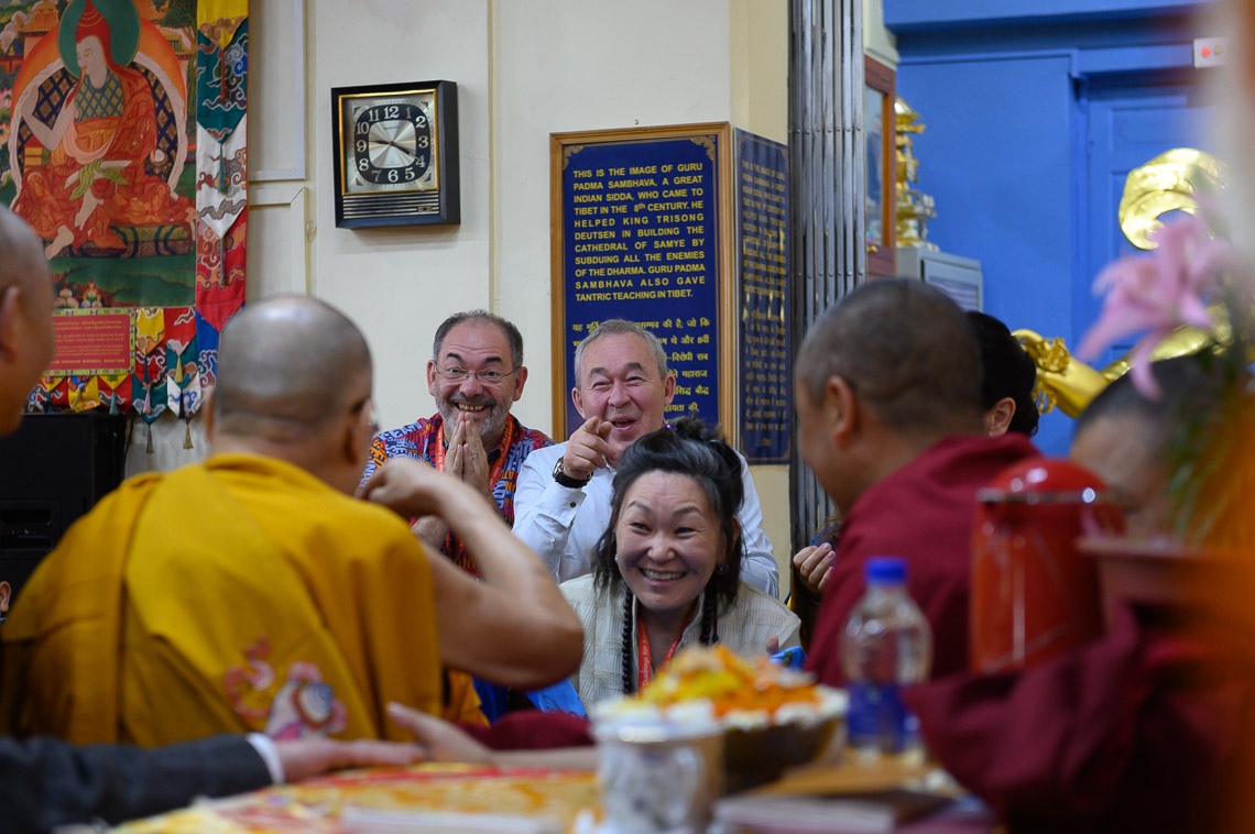 Su Santidad el Dalái Lama saluda a los miembros de la audiencia cuando llega al Templo Principal Tibetano para el último día de sus enseñanzas solicitadas por los budistas rusos en Dharamsala, HP, India, el 12 de mayo de 2019. Foto de Tenzin Choejor
