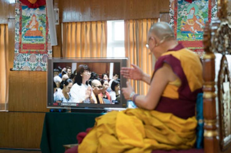 Su Santidad el Dalái Lama respondiendo a una pregunta de un espectador en Vietnam a través de un enlace de videoconferencia desde su residencia en Dharamsala, HP, India, el 29 de octubre de 2016. Foto/Tenzin Choejor/OHHDL