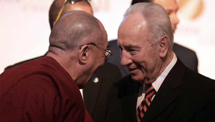 Foto de archivo de Su Santidad el Dalái Lama con el difunto Shimon Peres en la Segunda Conferencia de Petra de Premios Nobel el 21 de junio de 2006. Foto/Getty Image
