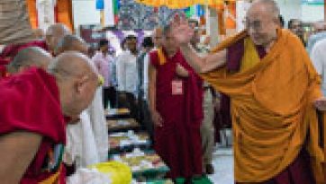 Su Santidad el Dalái Lama llega al asentamiento tibetano de Mundgod