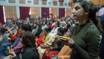 Su Santidad el Dalái Lama se dirige a los estudiantes y profesores del Instituto Jesús y María