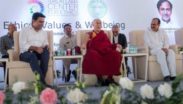 Ceremonia de colocación de la primera piedra para la plataforma de Asia meridional del Centro de Ética del Dalái Lama y charla pública