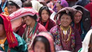 Su Santidad el Dalái Lama da enseñanzas budistas a 50.000 personas en Tawang