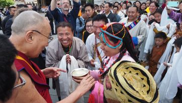 Su Santidad el Dalái Lama llega a la Clínica Mayo