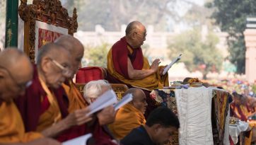 Participando en Oraciones junto al Árbol Bodhi