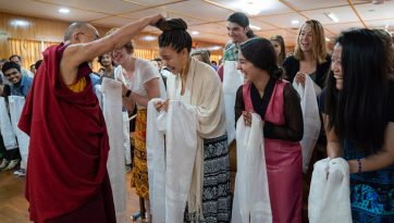 Estudiantes y profesores estadounidenses, indios y tibetanos se reúnen con Su Santidad el Dalái Lama