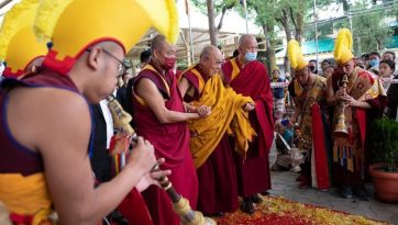 Ofrenda de oraciones por la larga vida de Su Santidad el Dalái Lama