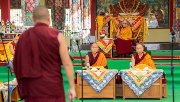 Asistencia a una presentación de debate en el Monasterio de Tashi Lhunpo