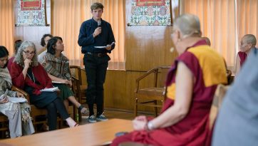 Estudiantes de la Universidad de California en San Diego (UCSD) se reúnen con el Dalái Lama