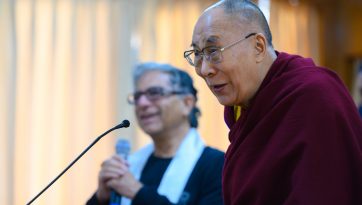 Deepak Chopra y sus amigos conocen a Su Santidad el Dalái Lama