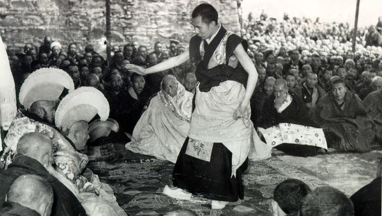 Su Santidad durante sus exámenes finales para Geshe Lharampa en Lhasa, Tibet, que tuvieron lugar desde el verano de 1958 hasta Febrero de 1959. (Foto/OHHDL)