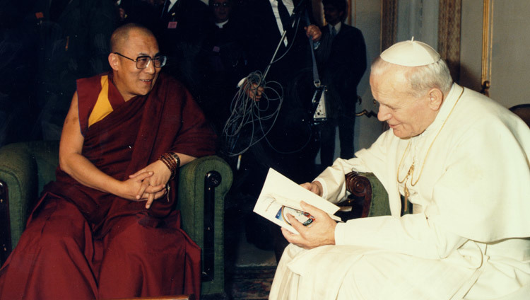 Su Santidad el Dalái Lama y Su Santidad el Papa Juan Pablo II en el Vaticano el 14 de junio de 1988.