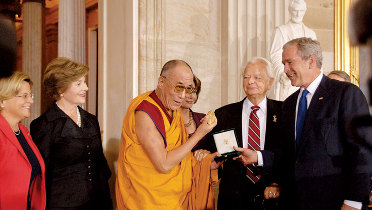 Su santidad el Dalái Lama recibiendo la Medalla de Oro del Congreso de los EE.UU. del Presidente de los EE.UU. George W. Bush en el Capitolio de Washington DC, EE.UU. el 17 de octubre de 2007.