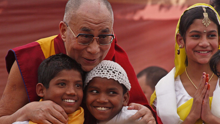 Su Santidad el Dalai Lama con niños pequeños durante la inauguración del hospicio Tong Len en Dharamsala, HP, India, el 19 de noviembre de 2011. (Foto de Tenzin Choejor/OHHDL)