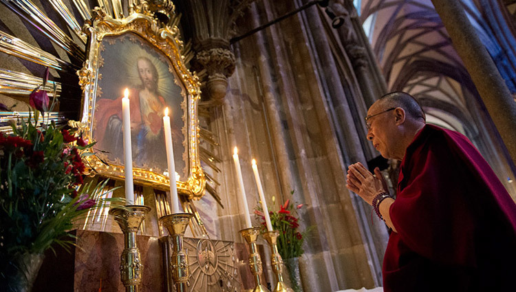 Su Santidad el Dalái Lama se toma un momento para reflexionar durante su visita a la Catedral de San Esteban en Viena, Austria, el 27 de mayo de 2012. (Foto de Tenzin Choejor/OHHDL)