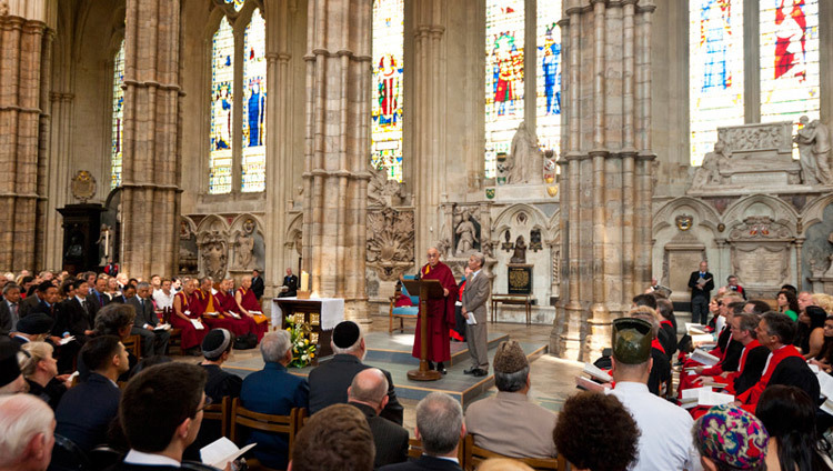 Su santidad el Dalái Lama se dirige a la congregación, que incluye representantes de diferentes grupos religiosos, durante un servicio de oración y reflexión en la Abadía de Westminster en Londres, Inglaterra, el 20 de junio de 2012. (Foto de Ian Cumming)