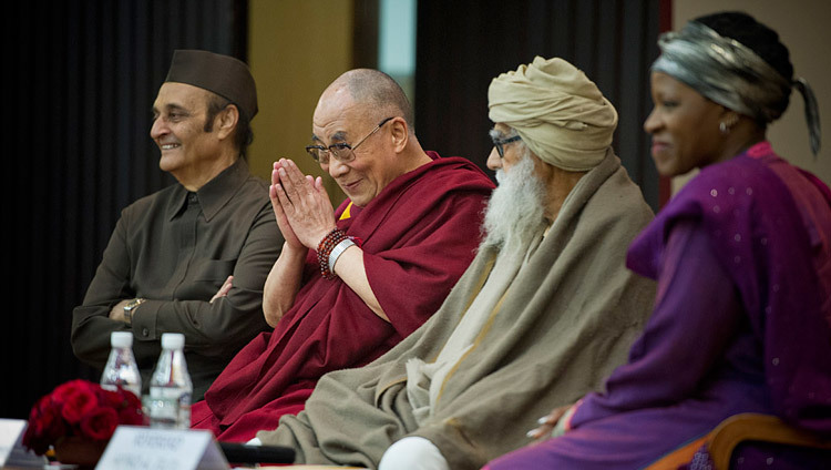 Su santidad el Dalái Lama saluda a la audiencia en un programa interreligioso titulado Sobre Las Religiones del Mundo: Diversidad, No Desacuerdo, en Nueva Delhi el 9 de marzo de 2013. (Foto/Tenzin Choejor/OHHDL)