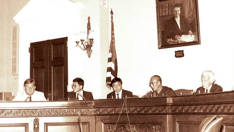 Su santidad el Dalái Lama dirigiéndose al Grupo de Derechos Humanos del Congreso de los Estados Unidos y anunciando su Plan de Paz de cinco puntos para el Tíbet en Washington DC, Estados Unidos, el 21 de septiembre de 1987.