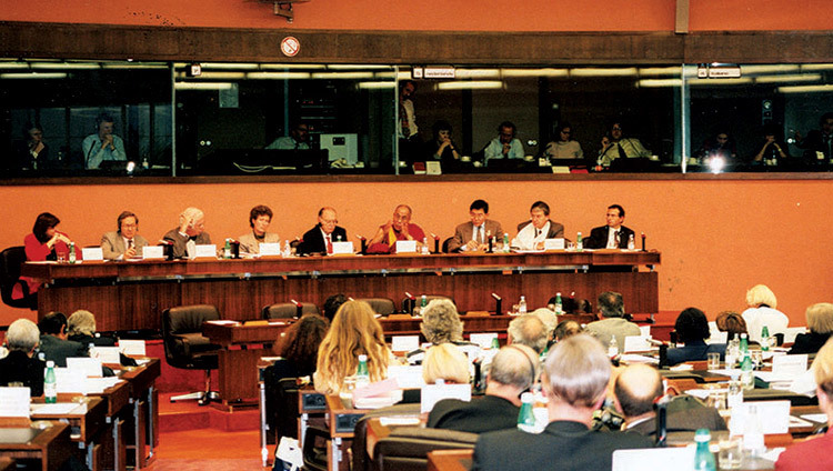 Su santidad el Dalái Lama dirigiéndose al Parlamento Europeo en relación al Plan de Paz de cinco puntos en Estrasburgo, Francia, el 15 de junio de 1988.
