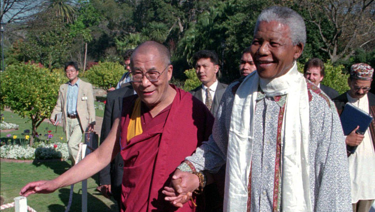 Su Santidad el Dalái Lama con Nelson Mandela durante su visita a Sudáfrica en agosto de 1996.