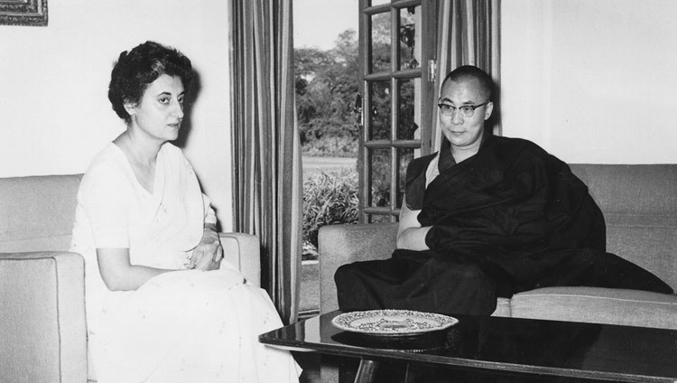 Su Santidad el Dalái Lama con la Primera Ministra india Indira Gandhi en Nueva Delhi, India, el 6 de agosto de 1966.