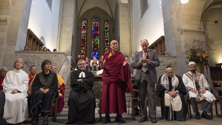 Su Santidad el Dalái Lama hablando en una reunión de oración interreligiosa en la Iglesia Grossmuenster en Zurich, Suiza, el 15 de octubre de 2016. (Foto de Manuel Bauer)