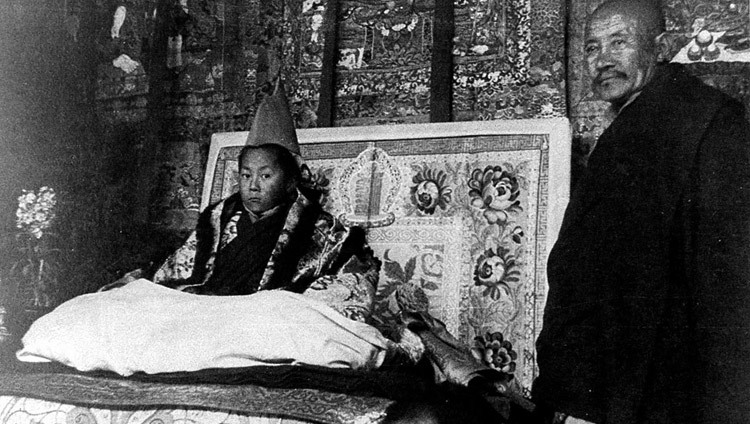 Su Santidad sentado en el trono durante su ceremonia oficial de entronización en Lhasa, Tibet, el 22 de febrero de 1940. (Foto/OHHDL)