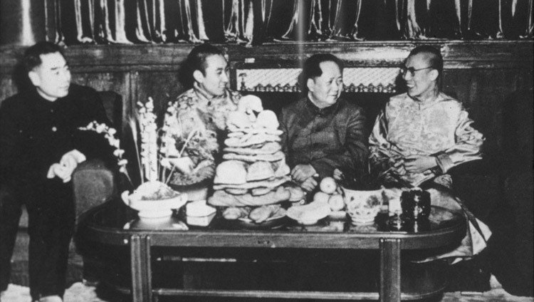 Zhou En-Lai, Panchen Lama, Mao Tse-Tung y su santidad el Dalái Lama en Pekín, China, en 1956. (Foto cortesía de Tibet Images)
