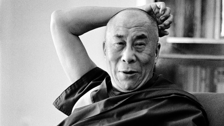 Su santidad el Dalái Lama tomándose un descanso antes de comer en su residencia en Dharamsala, HP, India, el 18 de Mayo de 2003. (Foto por Manuel Bauer)