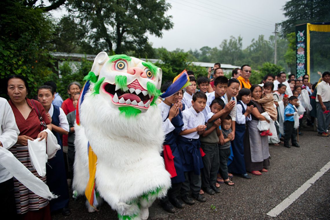2010 08 16 02Crowd Waiting Greet Hh On Way To Manali