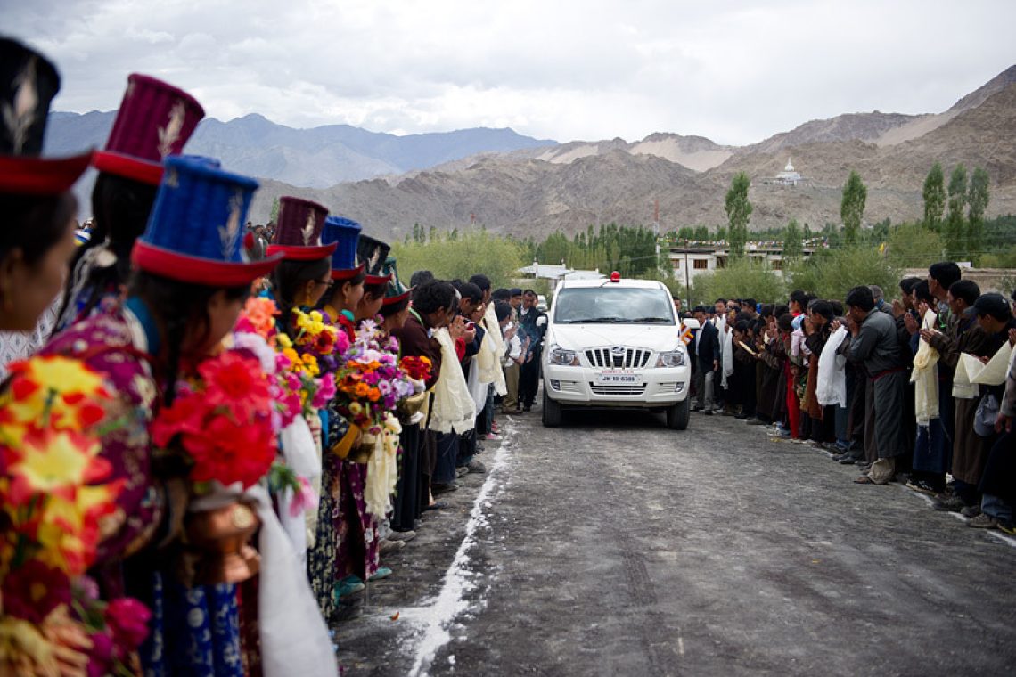 2010 09 13 11 Hh Arrives Lamdon School For Mass Prayer