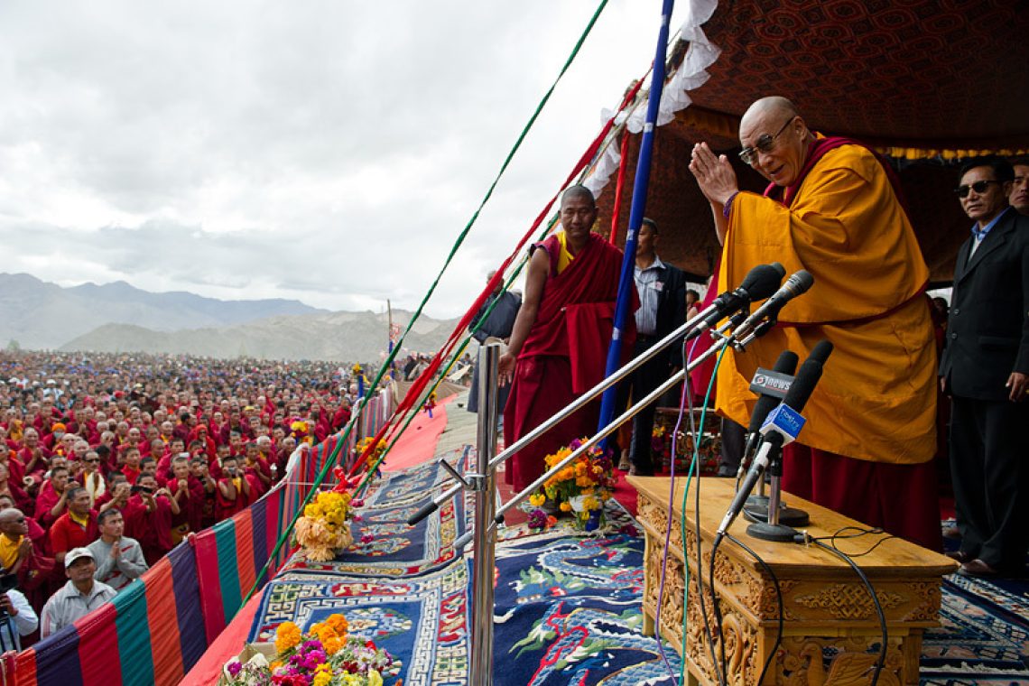2010 09 13 7 Hh Greets Crowd Gathered For Prayer Lamdon School Leh 25000 People Gathered