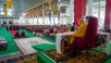 Candidatos a Geshe Lharampa debaten en el recinto de debates de Drepung Gomang