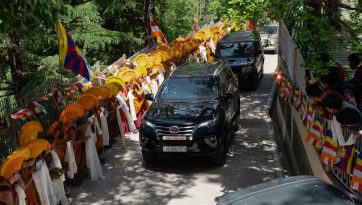 Su Santidad el Dalái Lama llega al aeropuerto de Dharamsala